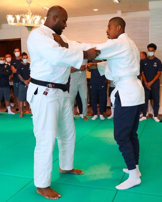 Los jugadores parisinos recibieron unas ligeras nociones por parte de los ‘maestros’ judocas.