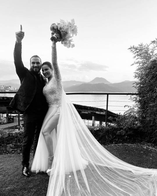 Maite Perroni y Andrés Tovar ya son esposos.A través de redes sociales, Maite, de 39 años, compartió una fotografía vestida de novia junto a su pareja en una ceremonia privada realizada el sábado en Valle de Bravo, México.