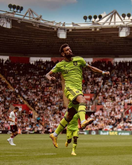 La celebración de Bruno Fernandes tras su golazo en el St Mary’s Stadium.