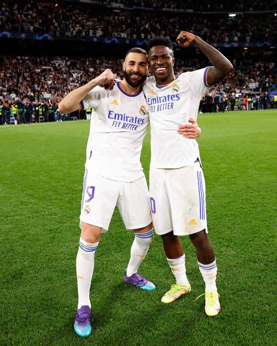 Karim Benzema y Vinicius celebrando la épica remontada del Real Madrid contra el Manchester City.