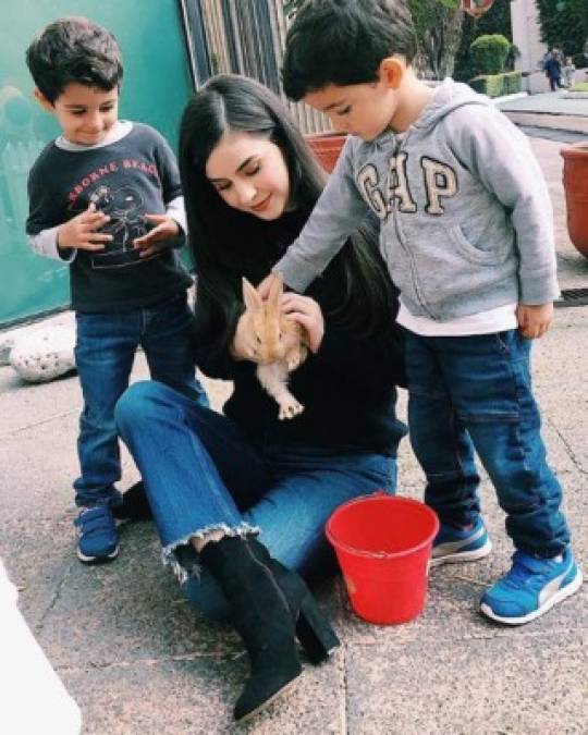 Su tez blanca, su pelo negro, ojos grandes y marcadas cejas, han sido motivo de comparación con su mamá.