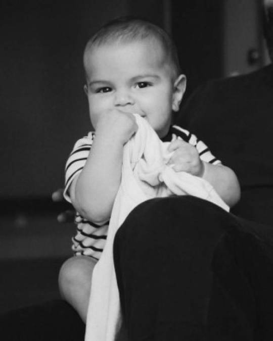 'Aquí mi #ÁrabeBoricua Renn Martin-Yosef. El bebé de la casa. #BabyRenn #BabyBoy', escribió el cantante puertorriqueño junto a tres fotografías en blanco y negro de su hijo, vestido con una tierna camisilla de rayas.