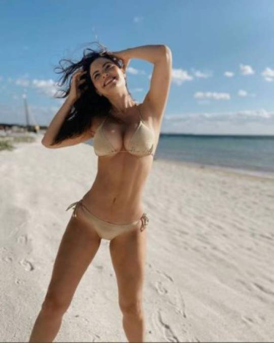 Luciendo su espectacular figura, Chiquinquirá alborotó a sus fans con este bikini de dos piezas en las que deja poco a la imaginación.