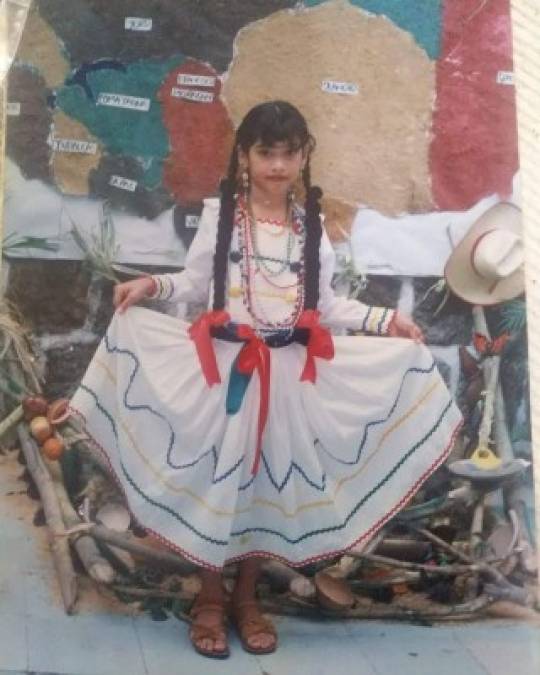 Así lucía Carolina Lanza cuando estaba en la escuela y era vestida de 'India' bonita.