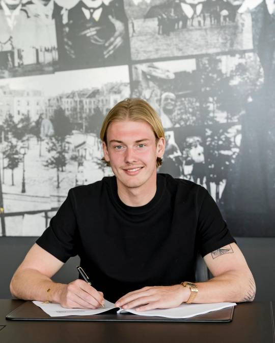 El centrocampista Julian Brandt renovó contrato hasta el 2026 con el Borussia Dortmund.