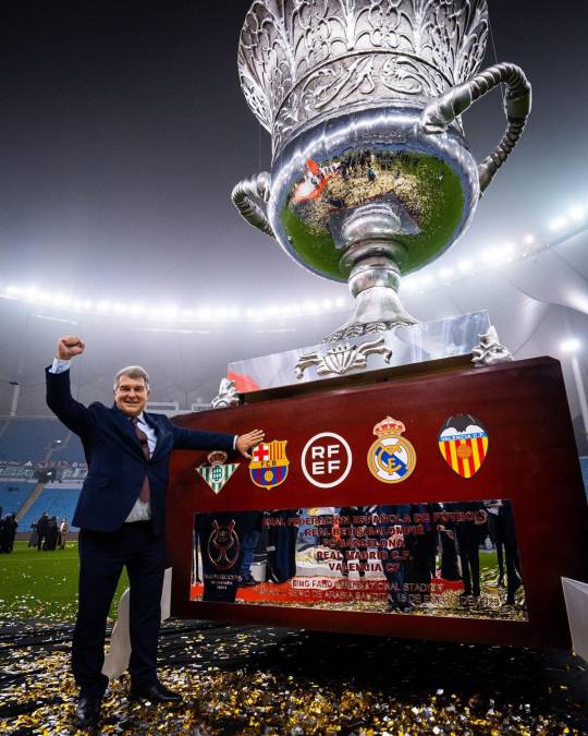 El presidente del Barça, Joan Laporta, posando con una enorme Supercopa.