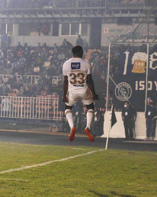 Juan Anangonó festejó su gol delante de la afición del Motagua.