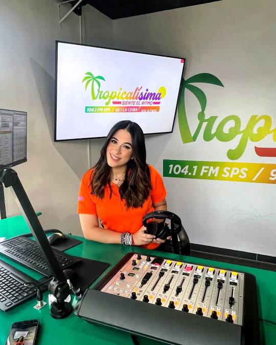 Alejandra Borjas es una de las locutoras más famosas del país, inició su carrera hace varios años y ha laborado en medios de comunicación como Canal 6, Exa FM y actualmente deleita a la audiencia a través de la nueva propuesta de Emisoras Unidas, Tropicalísima.