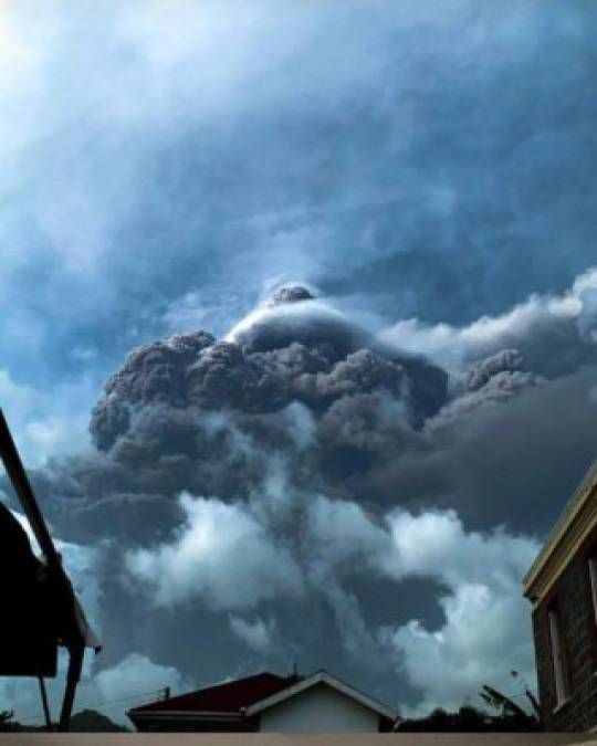 La erupción inicial de La Soufriere, el volcán más elevado de San Vicente y las Granadinas, escupió cenizas calientes y humo a unos 6.000 metros de altura en la mañana del viernes.