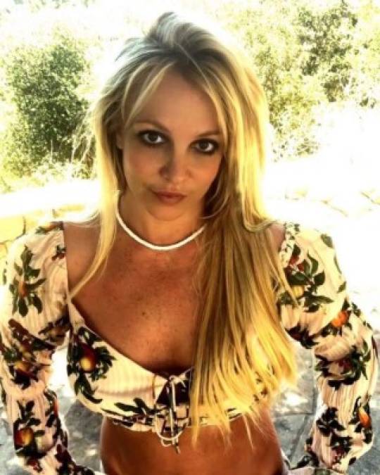 Britney intenta salir de tutela.<br/><br/>El miércoles 22 de julio de este año, en Los Ángeles, se llevó a cabo la primera audiencia de liberación de tutelaje de la diva pop, aunque ella no estuvo presente. <br/>La gente allegada a Spears ha sostenido la historia de que ella necesita ayuda psicológica y que su tutela es necesaria, mientras que los fans consideran que esto es una mentira y que quienes la comparten sólo buscan hacer millones de dólares gracias a su trabajo.