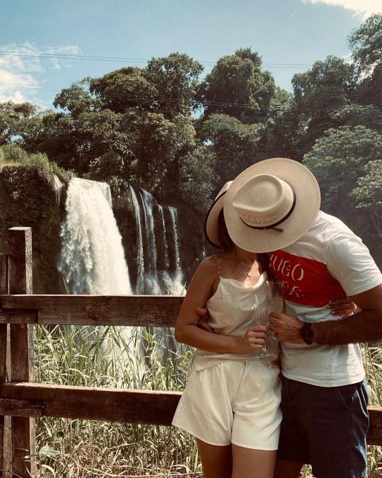 El 23 de julio del 2022, Anuar compartió esta foto con Maity, acompañada de un emoji de corazón blanco. Ella le respondió: “Contigo soy la persona más feliz del mundo”.