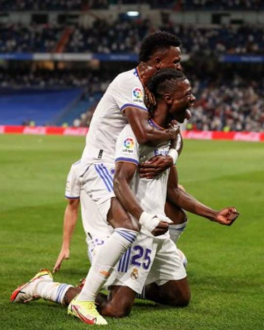 Vinicius llegó a abrazar a Camavinga en la celebración del gol del jugador francés.