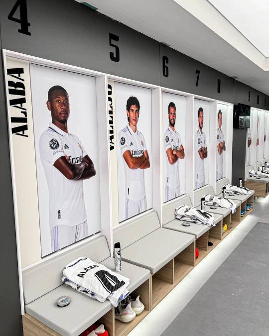 Cada futbolista del Real Madrid tiene su imagen en los casilleros del vestuario del Bernabéu.
