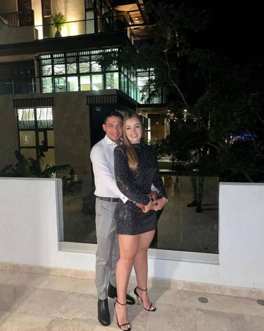 Emilio Izaguirre - El hasta hace poco futbolista y ahora director deportivo de Motagua pasó la noche con su bella esposa Virginia Varela.