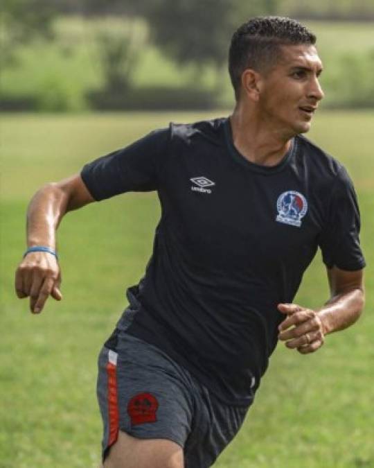 Johnny Leverón: Será otro de los defensores centrales en el 11 titular del Olimpia, hace pareja en la zaga central con Jonathan Paz.<br/>