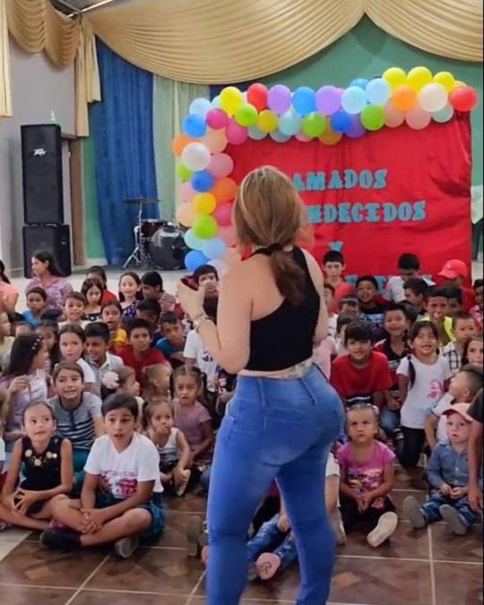 La hondureña, ahora no se dedica a la docencia, pero ganó fama como ‘La Maestra’ después que publicara un video donde se puede ver a Marleny frente a un grupo de niños.