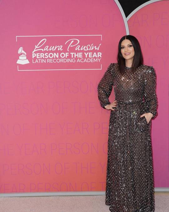La cantante italiana Laura Pausini vistió de Armani para asistir a su gala de la Persona del Año.