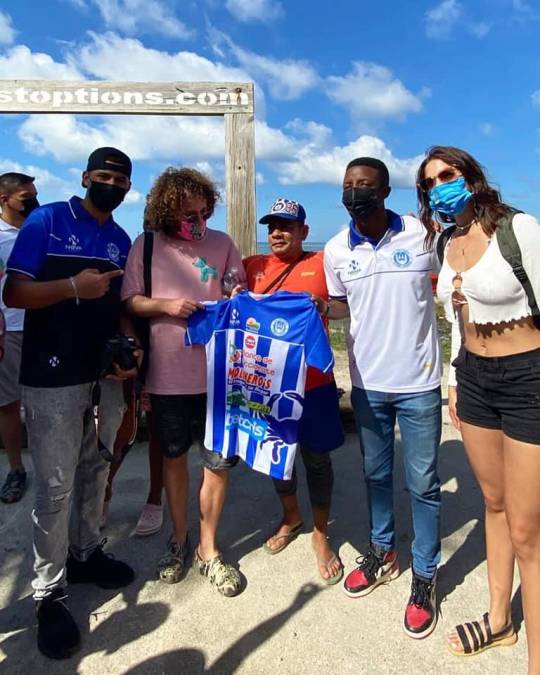 El Victoria decidió obsequiarle una camiseta oficial del equipo a Luisito Comunica y el mexicano se mostró muy agradecido.