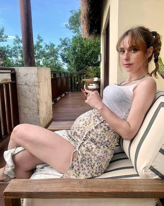 Natalia Téllez . La conductora anunció su embarazo a finales del mes de septiembre, fruto de su relación con el productor musical Antonio Zabala, de 35 años. La pequeña llevará por nombre Emilia, quien posiblemente nazca en febrero.