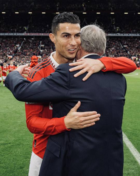 El cariñoso abrazo de Cristiano Ronaldo con Sir Alex Ferguson en Old Trafford.