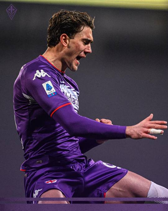 La Fiorentina abrió la puerta a la marcha en enero de su delantero estrella, el serbio Dusan Vlahovic, si hay un comprador dispuesto a pagar los más de 70 millones de euros reclamados por el club florentino. Medios italianos informan que la Juventus habría llegado a un acuerdo para fichar al goleador.