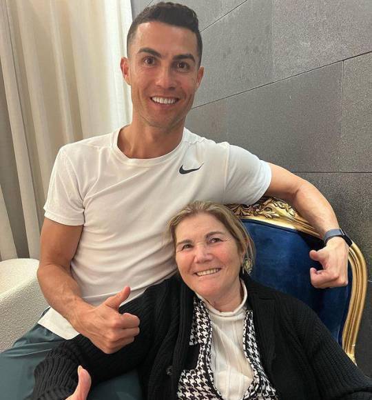 Y se trata de la madre del astro portugués, Dolores Aveiro, con quien ha existido varios rumores que señalan que su relación no es buena con Georgina.