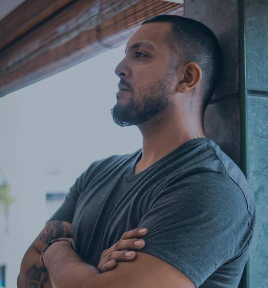 Jose Carlos Tróchez Girón, como en realidad es el nombre de pila de Fancony, fue capturado por llevar marihuana en sus bolsillos mientras volvía del Occidente con sus compañeros del staff de “Los Hijos de Morazán”, famoso podcast que tiene sede en San Pedro Sula. 