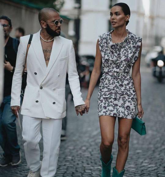 Por si había alguna duda, diferentes revistas del corazón publicaron la semana pasada una serie de fotografías en las que se puede ver a Alves y Sanz agarrados de la mano paseando por Barcelona.