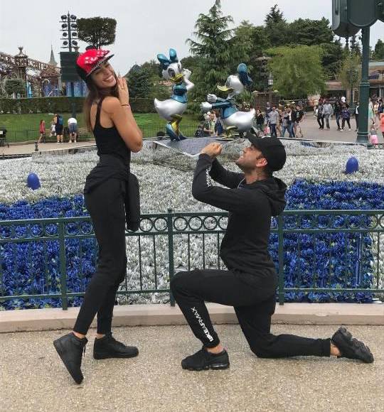 “Nostalgia no es no poderlo hacer ahora. Nostalgia será para los que no tienen motivos para soñar. Te amo y te siento todos los días, en un lugar en que solo tú tienes acceso”, sigue la carta.