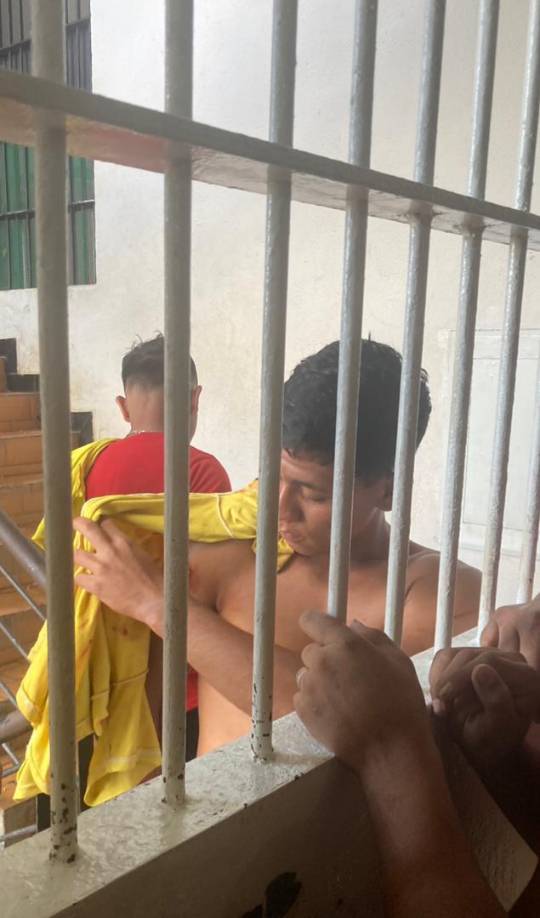 En su publicación, VV comenta unas fotos y videos del suceso, subidos a la red social por la activista y abogada Tamara Sujú, quien asegura que, de momento, recibió información de «tres heridos» por arma de fuego en la cárcel militar de Ramo Verde.