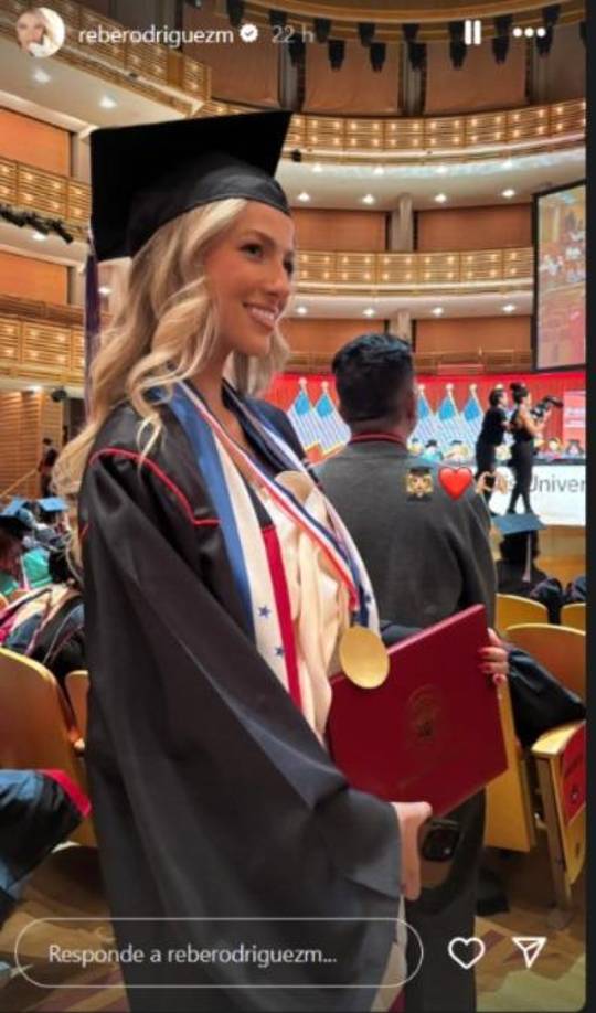 La “Barbie hondureña”, como muchos le dicen de cariño por su gran parecido con la famosa muñeca de Mattel, obtuvo su título de Licenciada en Marketing Digital y Negocios Internacionales de la Universidad de Miami. Pese a que estuvo retirada en 2022 por su etapa como reina de belleza, Rebeca logró alcanzar este éxito a los 22 años. 