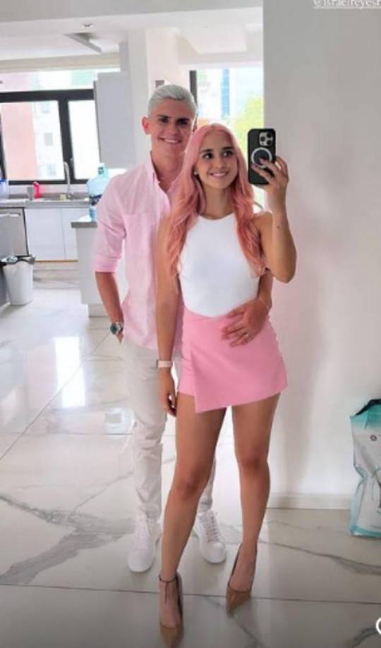 En abril de este 2023, Israel Reyes se le declaró a Vidrio, lo hizo con una cena romántica. Ambos mantienen su vida amorosa bajo los reflectores.