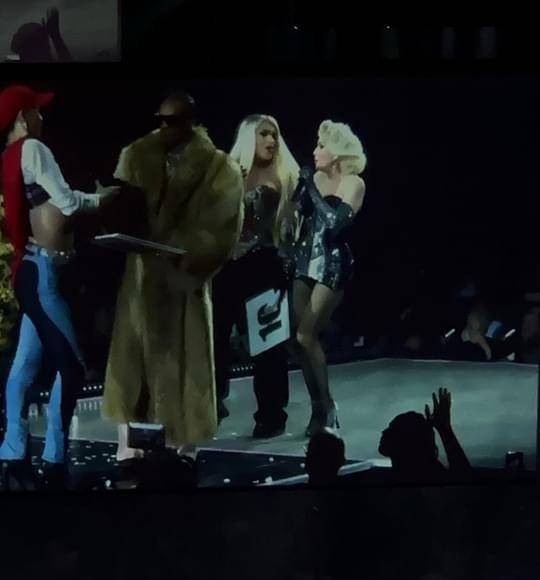 Madonna no habla español y Wendy Guevara no habla ingles , por lo que al parecer la comunicación entre ambas fue muy limitada. 