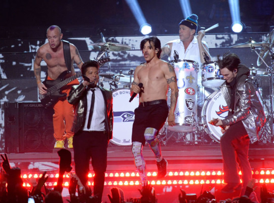 Espectáculo de Bruno Mars opacado por fuegos artificiales