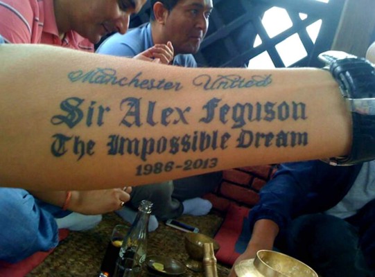 Aficionado del Manchester United se realiza un tatuaje erróneo de Ferguson