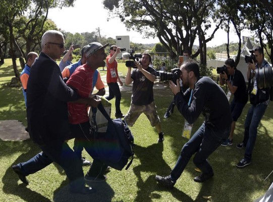Detienen a brasileño que lloró para ver a Messi en entrenamiento