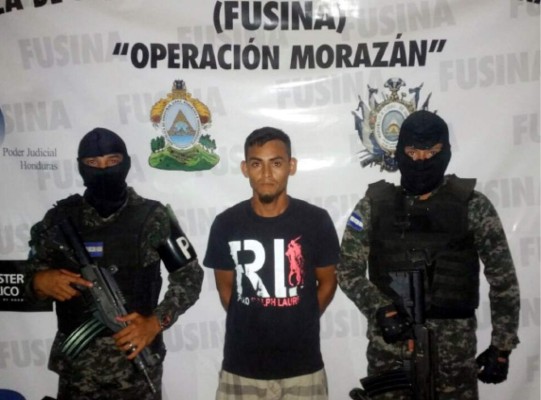Capturan a joven en La Lima con 17 bolsas de marihuana