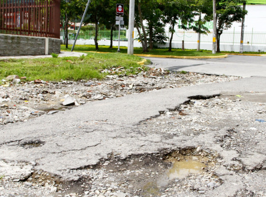 Insuficiente lo que asigna alcaldía para reparar vías
