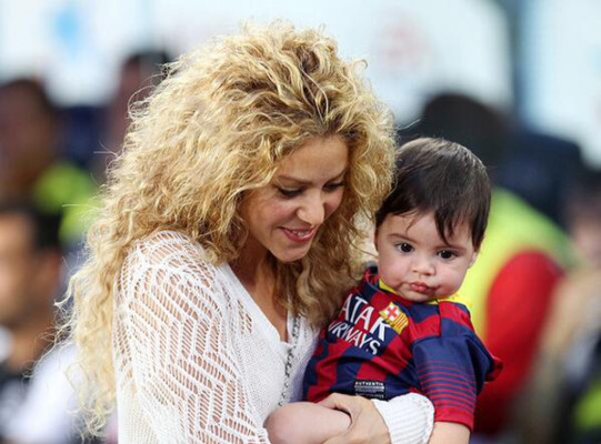 Shakira y Milan alentan a Piqué en el Camp Nou