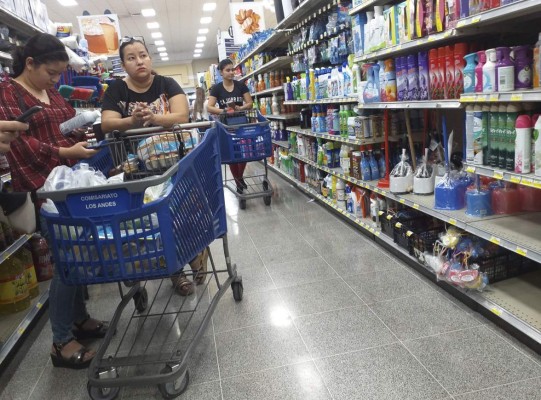 Sampedranos abarrotan los súper en busca de provisiones