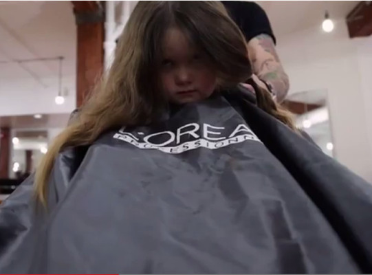 Video: Una niña dona su cabello para los niños con cáncer