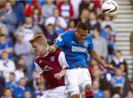 Arnold Peralta destaca en su debut con el Rangers