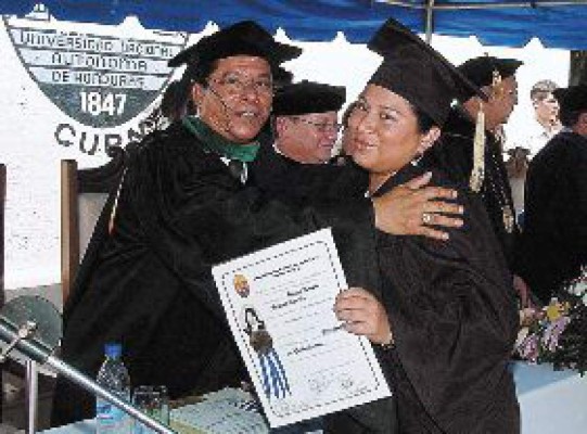 'Nuevos profesionales deben levantar el país”