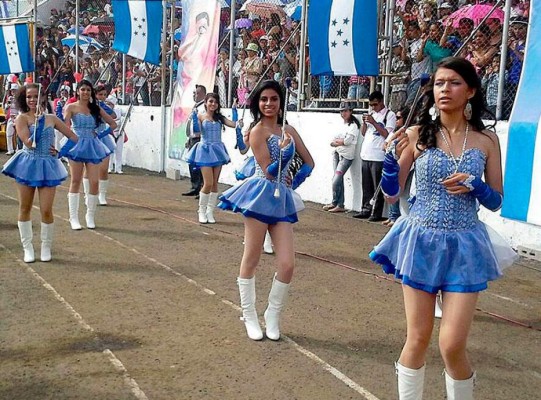 Bellas palillonas engalanan vistosos desfiles de Honduras