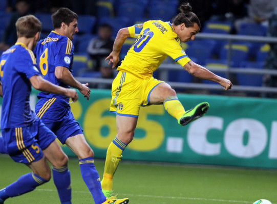 Ibrahimovic acerca a Suecia al repechaje de clasificación a Brasil