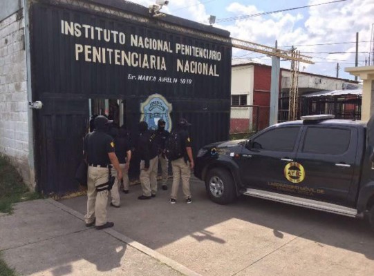 Agentes de la Atic decomisan videos para determinar las rutas de escape de reos