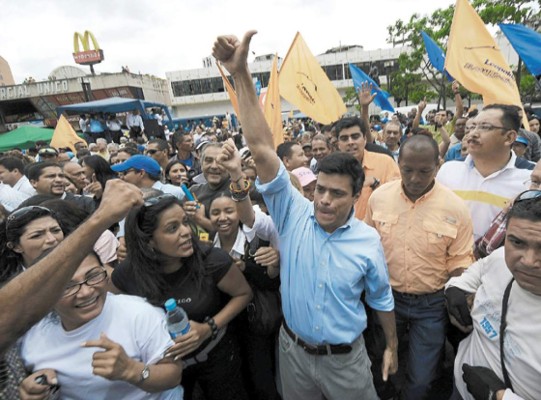 Venezolanos marchan en contra de inhabilitaciones
