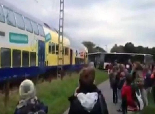 Salva a 60 niños segundos antes de ser arrollados por tren