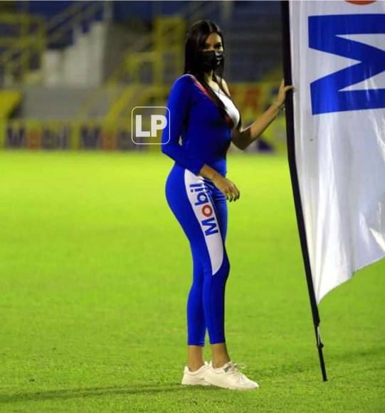 Una guapa edecán sobre el césped del estadio Morazán.