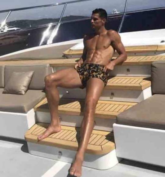 Cristiano Ronaldo sabe disfrutar de las mieles de su éxito y cada vez que puede se va de vacaciones junto a su pareja, Georgina Rodríguez. En esta ocasión aprovechó que no tuvo actividad con la Juventus y además pidió no ser convocado para los partidos de la selección de Portugal.